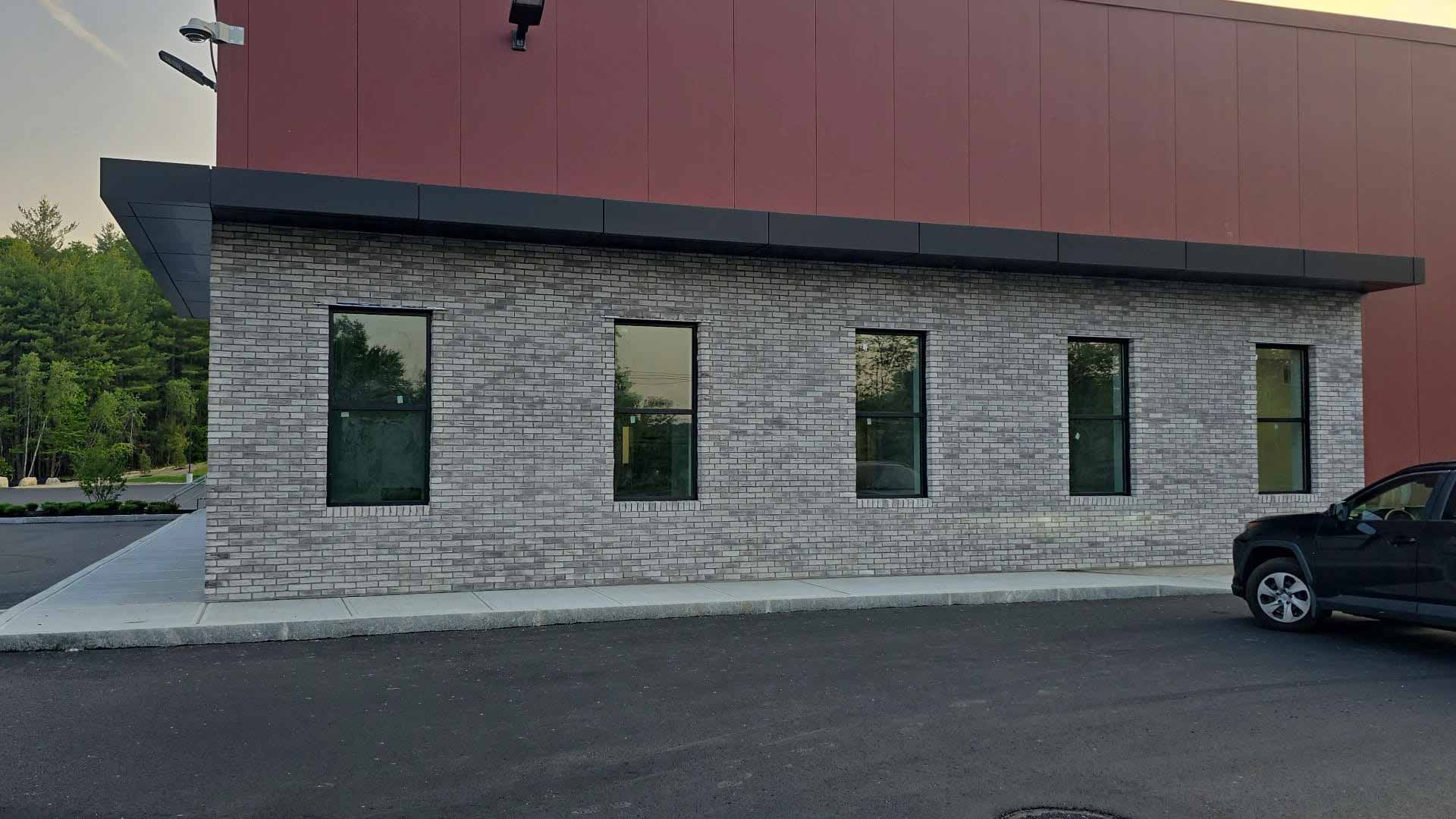 Aura Brick 1001. Thin Brick Veneer in Varying Tones of Gray. 1/2″ Thickness. Weathered and Matte Finish.